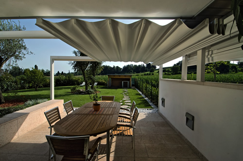 Tecnic pergola mounted under existing structures or between walls